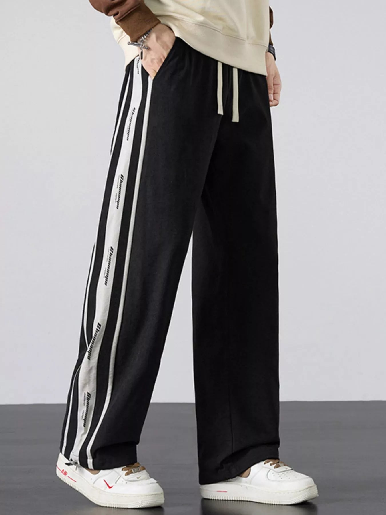 Front view of the UU Parallel Silhouette Wide-Leg Cargo in Midnight Black.